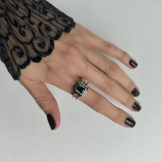 Silver ring with a 1.067-carat emerald