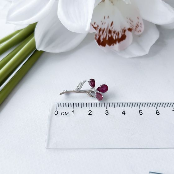 Серебряная брошка с рубином 2.281ct