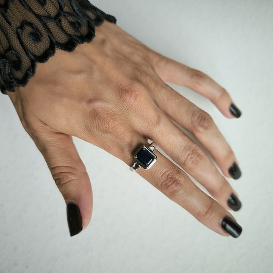 Silver ring with sapphire 2.367ct
