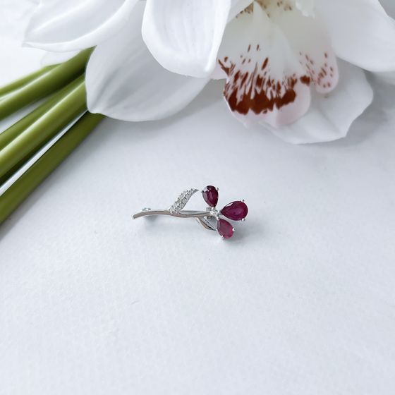 Серебряная брошка с рубином 2.281ct