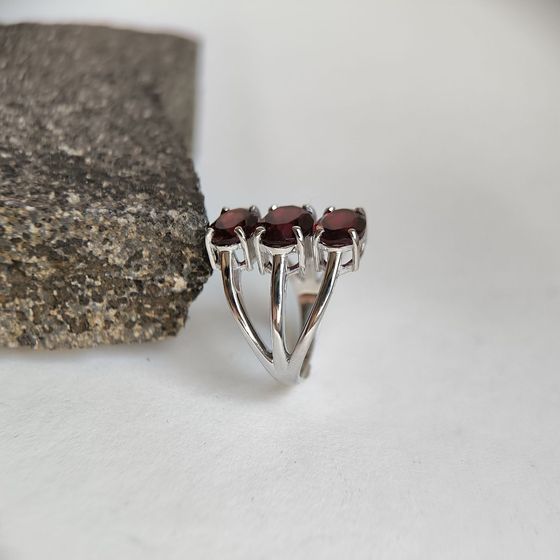 Серебряное кольцо с гранатом 5.317ct