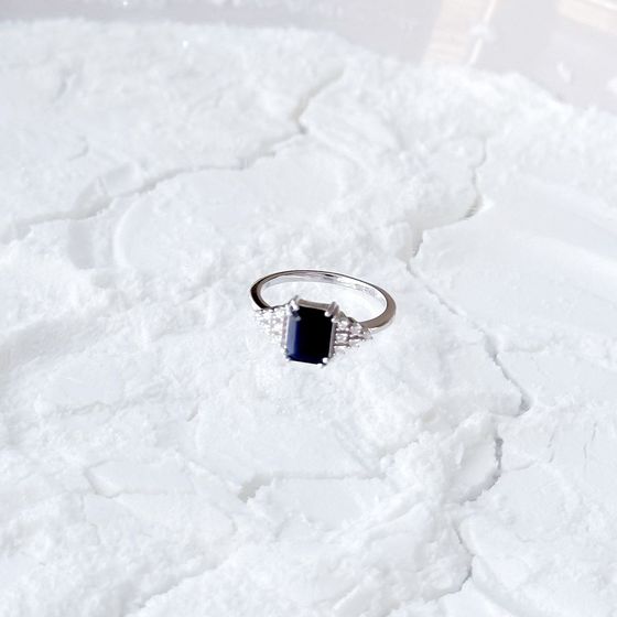 Срібна каблучка з сапфіром 1.947ct, фіанітами
