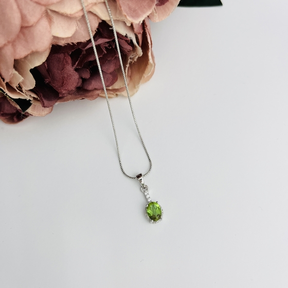 Silver pendant with a 1.87-carat sultanium stone