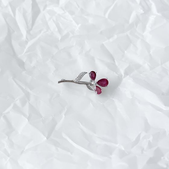 Серебряная брошка с рубином 2.281ct