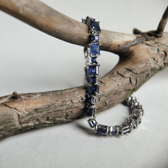 Silver bracelet with sapphire nano