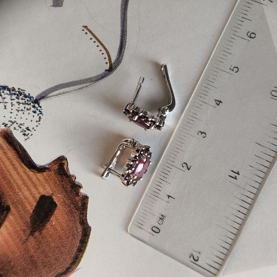 Silver earrings with a 3.225-carat ruby and garnet