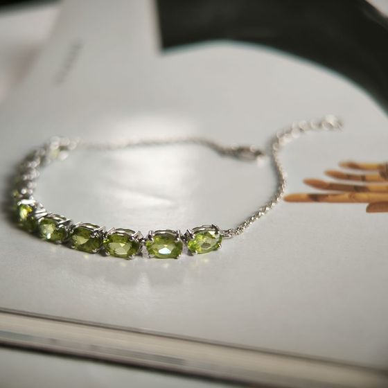 Silver bracelet with chrysolite