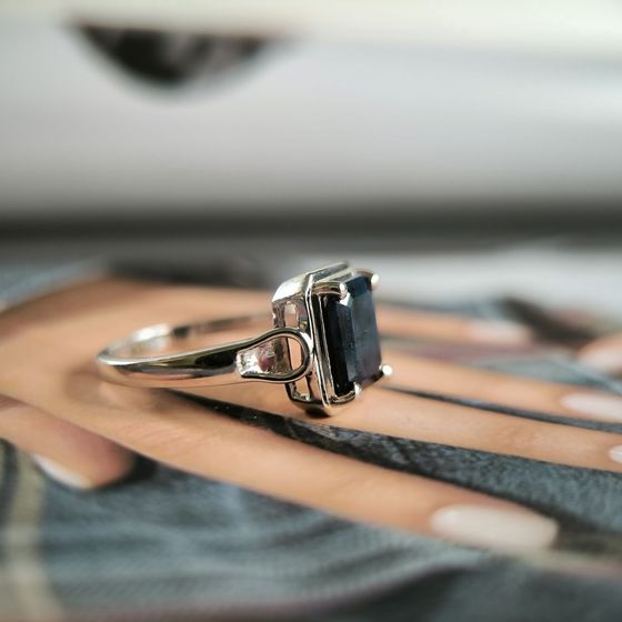 Silver ring with sapphire 2.367ct