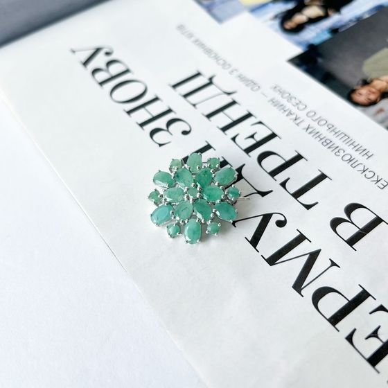 Срібна брошка зі смарагдом 5.885ct