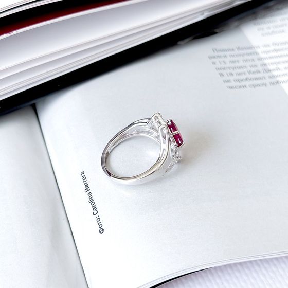Срібна каблучка з рубіном 2.633ct, фіанітами