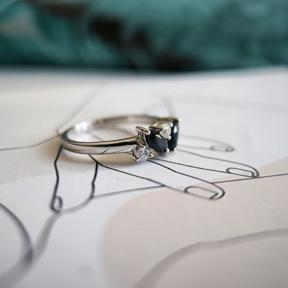 Серебряное кольцо с сапфиром, фианитами