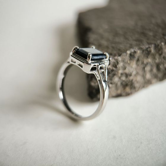Silver ring with sapphire 2.367ct