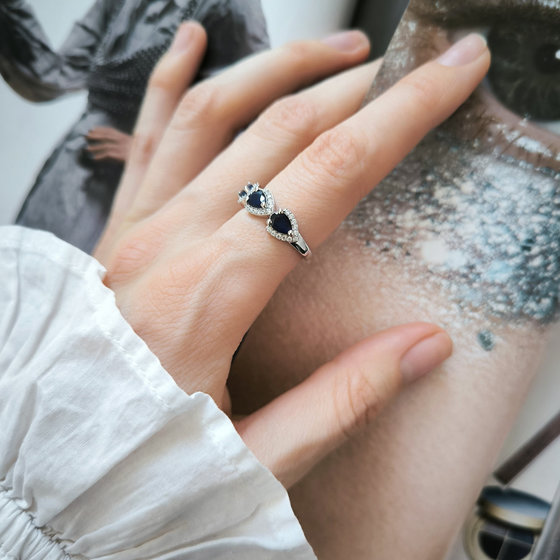 Серебряное кольцо с сапфиром, фианитами