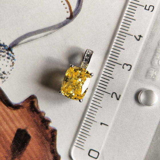 Silver pendant with cubic zirconia