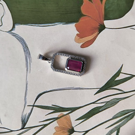 Серебряная подвеска с рубином 1.736ct, фианитами
