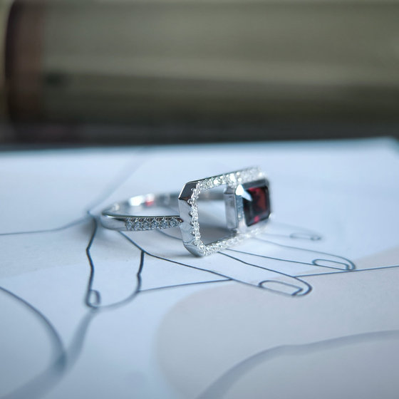 Серебряное кольцо с гранатом 1.828ct