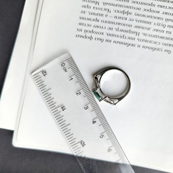 Silver ring with emerald 0.626ct, phianites