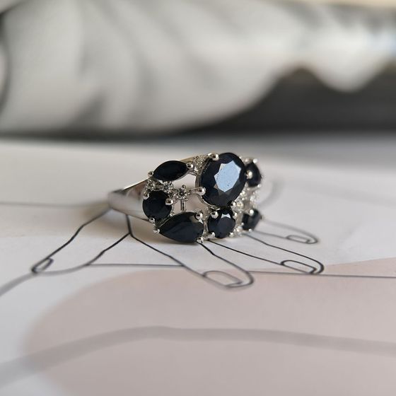 Sterling silver ring with 3.823ct sapphire, phianites