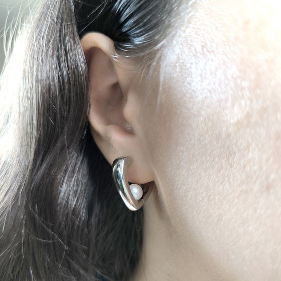 Silver earrings with pearls