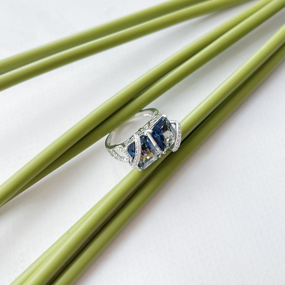 Silver ring with a 10.899-carat mystic topaz
