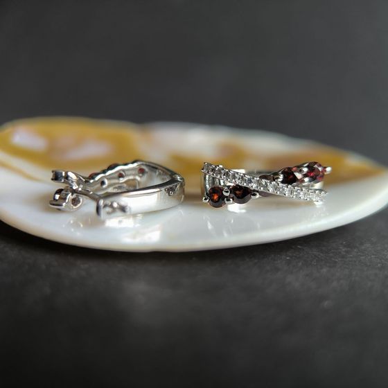 Sterling silver earrings with 1.556ct garnet, pianites
