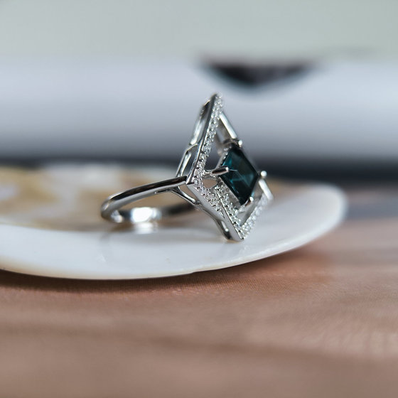 Серебряное кольцо с топазом Лондон Блю 1.185ct