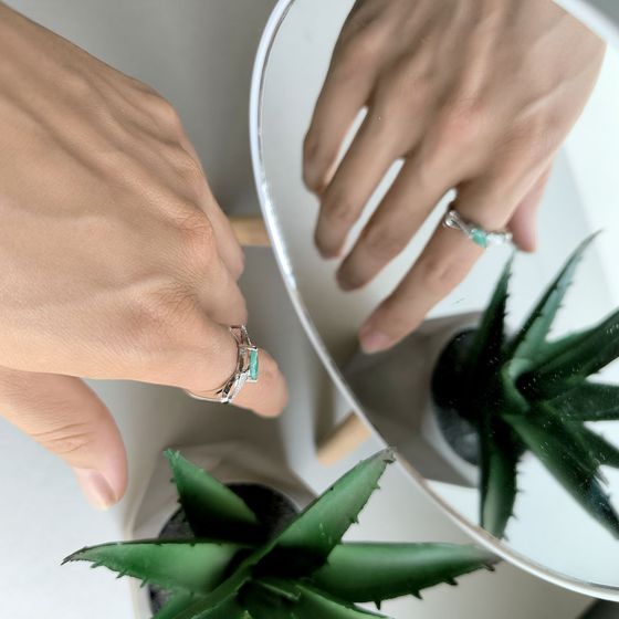 Silver ring with emerald 0.626ct, phianites
