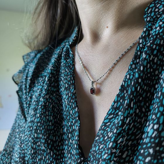 Silver pendant with a 1.041-carat garnet