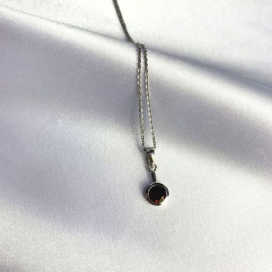 Silver pendant with a 0.942-carat garnet