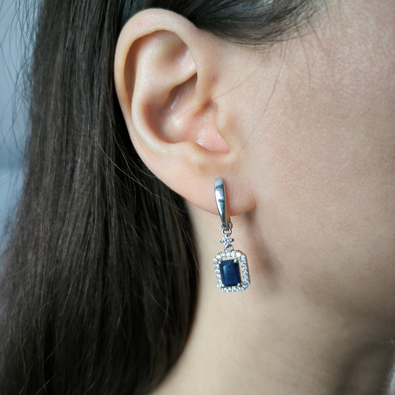 Серебряные серьги с сапфиром 3.628ct, фианитами