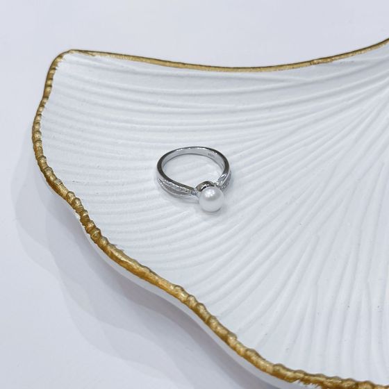 Серебряное кольцо с жемчугом, фианитами