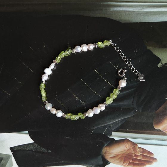 Silver bracelet with chrysolite, baroque pearls