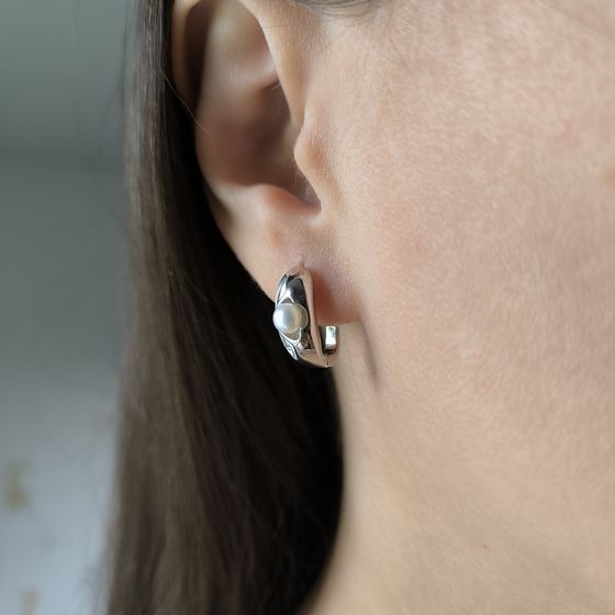 Silver earrings with pearls