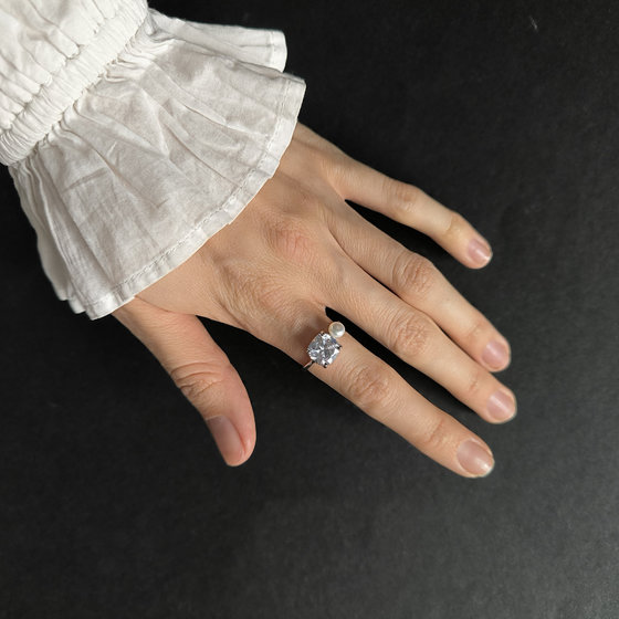 Серебряное кольцо с жемчугом, фианитами