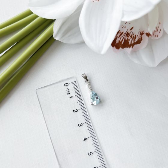 Silver pendant with a 2.042-carat topaz