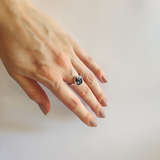 Срібна каблучка з сапфіром 1.31ct, фіанітами