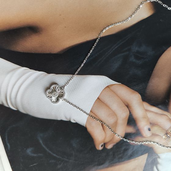 Silver necklace with phianites