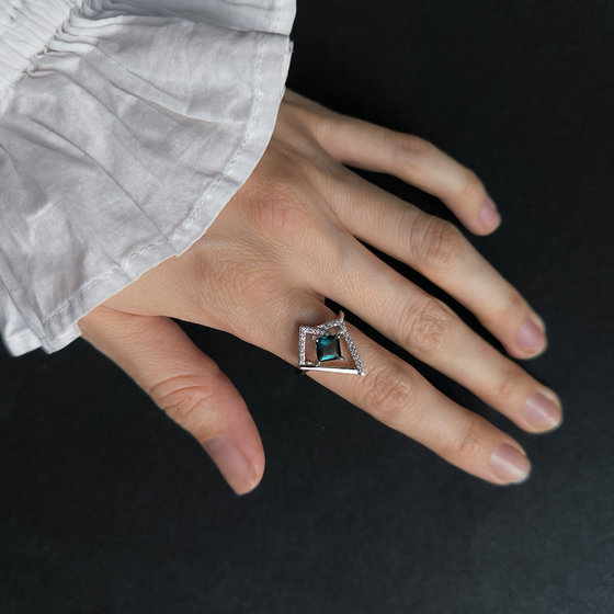 Серебряное кольцо с топазом Лондон Блю 1.185ct