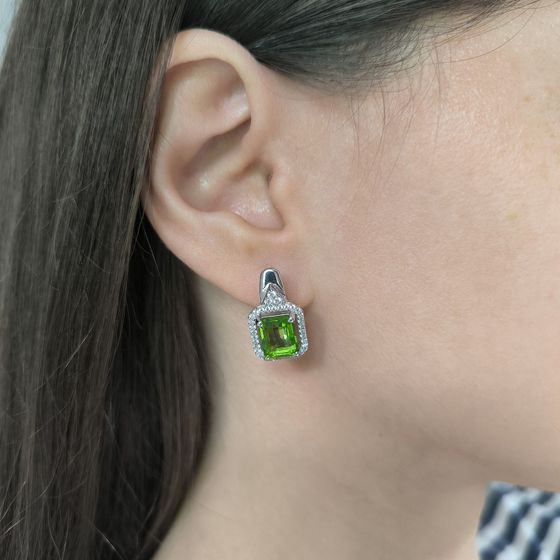 Silver earrings with chrysolite