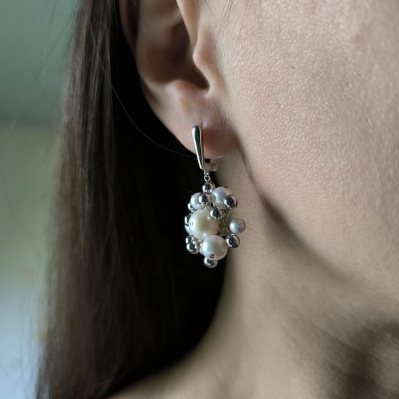 Silver earrings with pearls