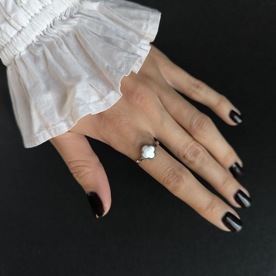 Серебряное кольцо с перламутром