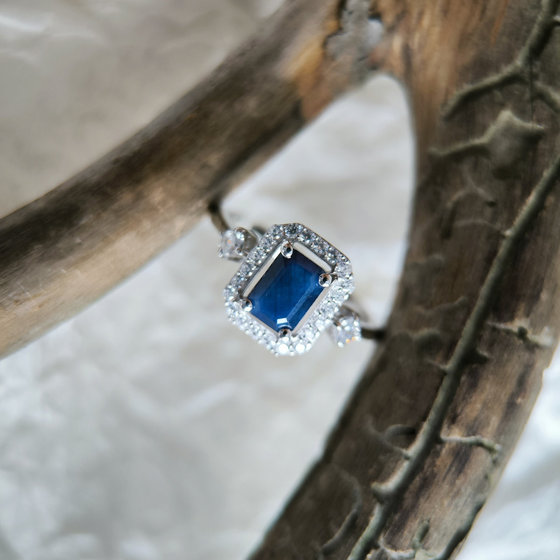 Серебряное кольцо с сапфиром, фианитами