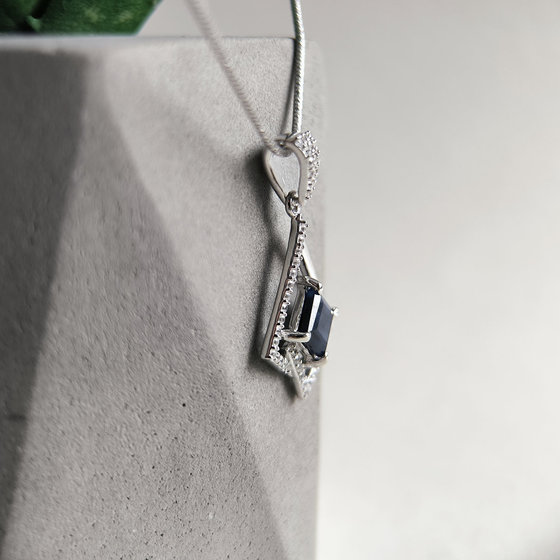 Серебряная подвеска с сапфиром 1.859ct, фианитами
