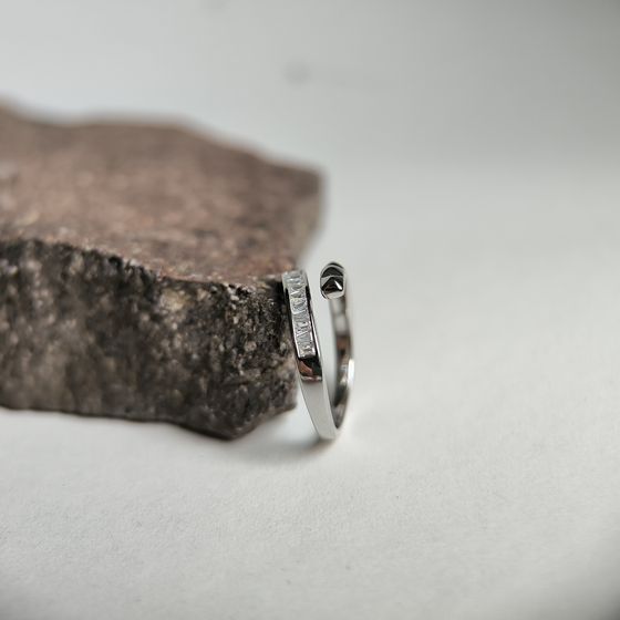 Серебряное кольцо с фианитами