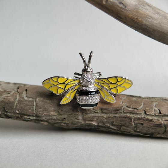 Серебряная брошка с емаллю, фианитами