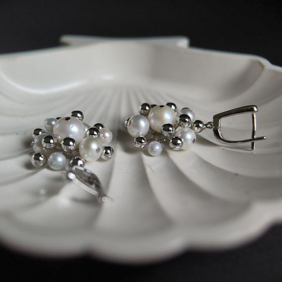 Silver earrings with pearls