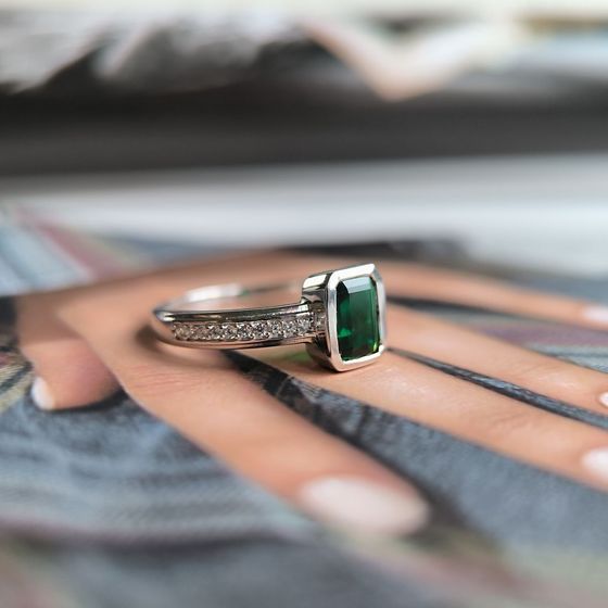 Silver ring with a 1.045-carat emerald