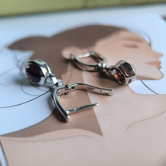 Silver earrings with garnet nano