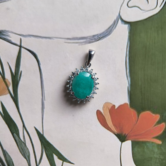 Серебряная подвеска с изумрудом 2.699ct, фианитами