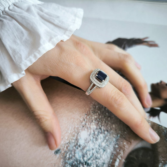 Серебряное кольцо с сапфиром 3.256ct, фианитами